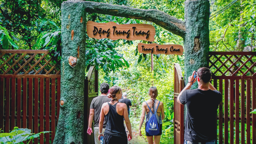 Visitors entering Trung Trang Cave