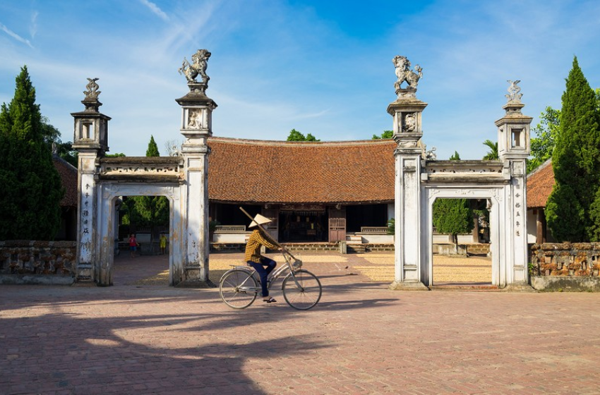 Duong Lam Ancient Village Tour 