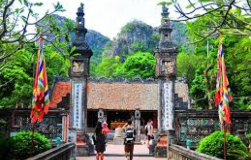 Ninh Binh Private Tour to Hoa Lu Tam Coc Mua Cave